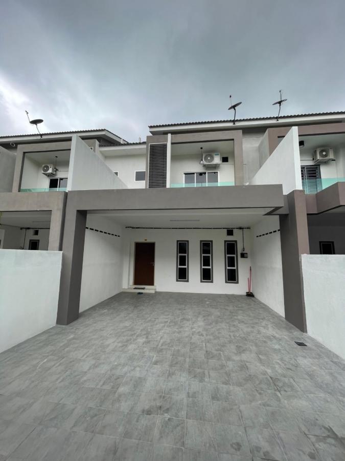 No 61 Nazirin Homestay Tmn Indah Raya 2 Manjung لومو المظهر الخارجي الصورة